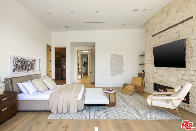 9715 Arby Drive, Beverly Hills CA: https://media.crmls.org/mediaz/01baf304-8e36-43e6-a5f8-05ed54804e91.jpg