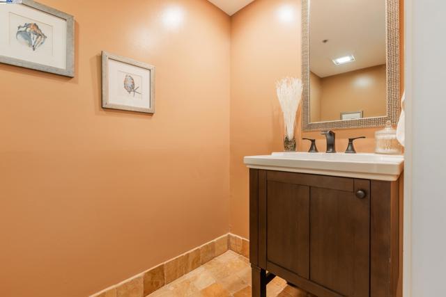 999 16Th St, San Francisco CA: https://media.crmls.org/mediaz/01bbb218-ce8a-4990-b976-cb3b37f93870.jpg