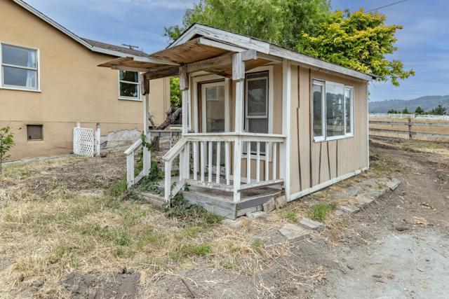 137 Whiting Road, Watsonville CA: https://media.crmls.org/mediaz/01bc4cec-c2c4-43a6-92c7-92508ab926d2.jpg