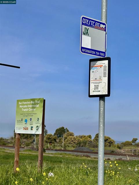 2036 Serra Ln, Hercules CA: https://media.crmls.org/mediaz/01bd5b0f-0383-41d8-8575-6913b1627c40.jpg