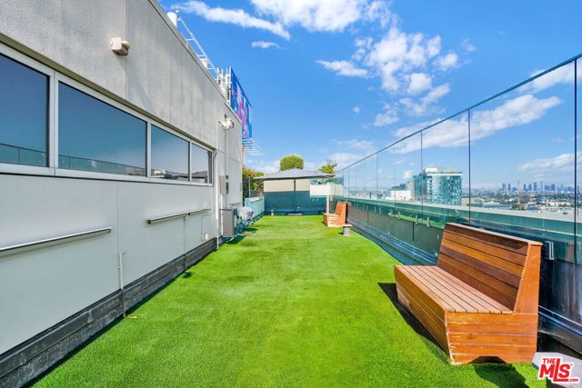 6250 Hollywood Boulevard, Los Angeles CA: https://media.crmls.org/mediaz/01bda924-fc90-45c1-a5e8-7708daee4669.jpg