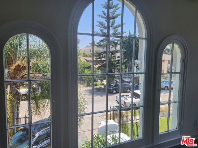 517 N Serrano Avenue, Los Angeles CA: https://media.crmls.org/mediaz/01bdc9d9-7b82-4931-9089-f527f2b44d2a.jpg