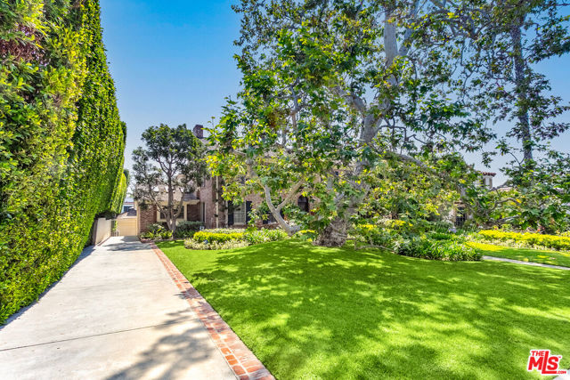 612 N Alta Drive, Beverly Hills CA: https://media.crmls.org/mediaz/01be90d1-0242-4f3e-b664-a46d893a6620.jpg