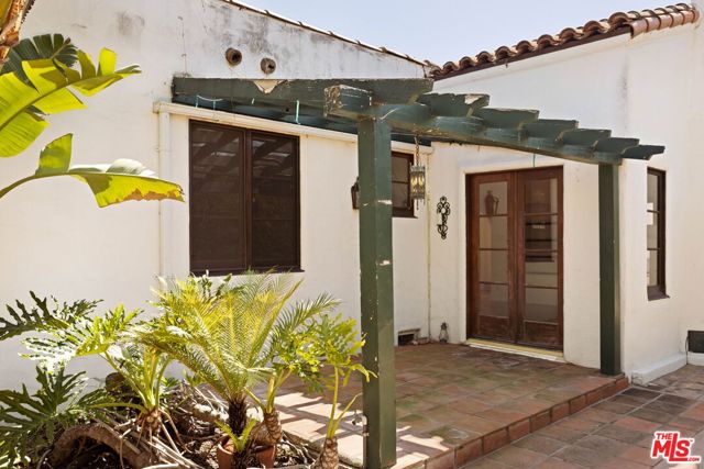 112 N Valley Street, Burbank CA: https://media.crmls.org/mediaz/01bebecb-ff30-4b2a-bc7b-9c9573b3e481.jpg