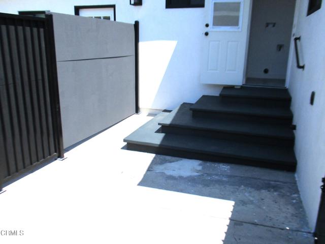 1121 La Puerta Street, Los Angeles CA: https://media.crmls.org/mediaz/01bec5fb-2350-4af7-8449-3386f98a84c6.jpg