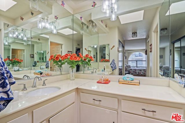 21620 Burbank Boulevard, Woodland Hills CA: https://media.crmls.org/mediaz/01bf0d27-c853-433a-9ef8-01f875d1849d.jpg
