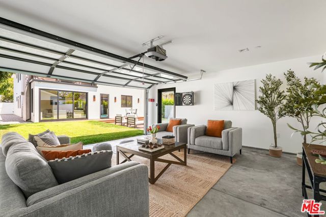 4153 Vantage Avenue, Studio City CA: https://media.crmls.org/mediaz/01bf27ef-1979-4a79-b6ab-064b8a08f655.jpg