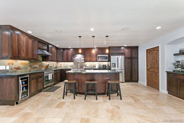704 Matagual Dr, Vista CA: https://media.crmls.org/mediaz/01bf3ec0-e4c7-49c8-90f8-9d1ef7ab140e.jpg
