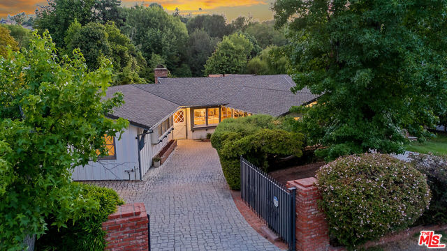 4835 Corbin Avenue, Tarzana CA: https://media.crmls.org/mediaz/01bf5383-508e-45ef-bd15-b18992a9b080.jpg