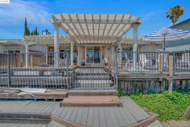 5260 Laguna Ct, Discovery Bay CA: https://media.crmls.org/mediaz/01bfcab5-3a5d-4440-819b-6e8f731cfe2b.jpg