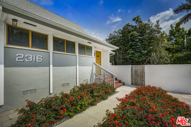 2316 Kenilworth Avenue, Los Angeles CA: https://media.crmls.org/mediaz/01bfef23-50a0-4f7f-adef-2ff0ff80abe6.jpg