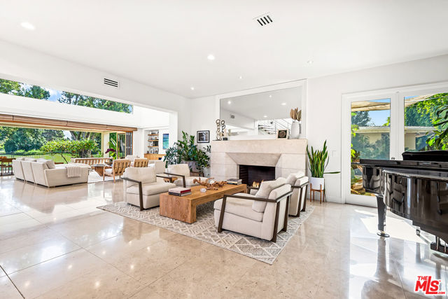 10424 Valley Spring Lane, Toluca Lake CA: https://media.crmls.org/mediaz/01c003af-f898-4f5e-8acd-81608249d8dc.jpg