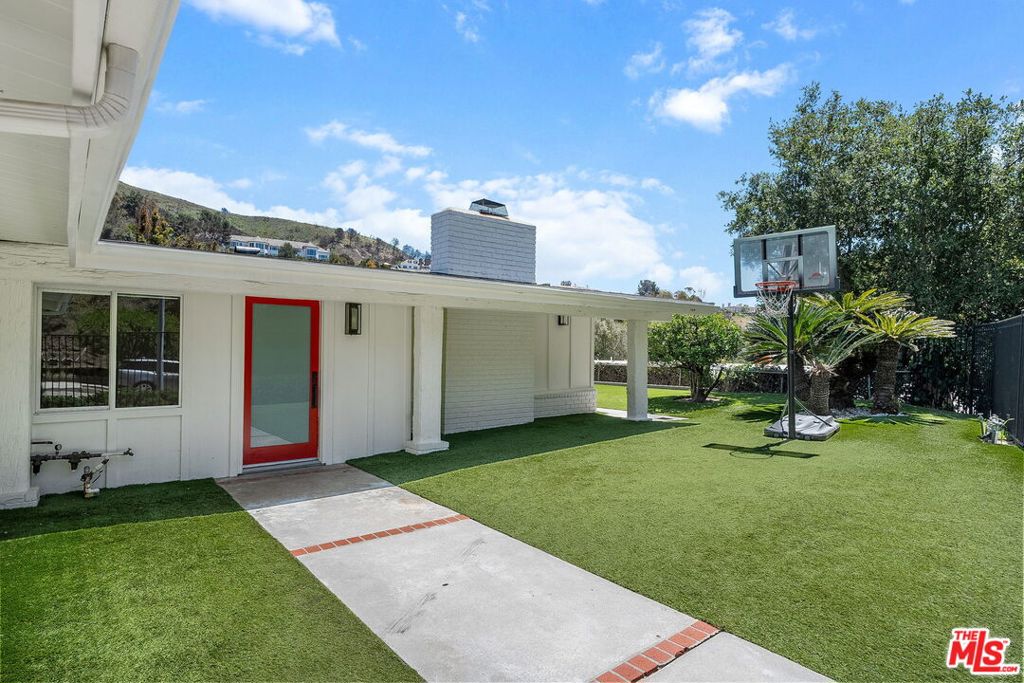 1300 Bienveneda Avenue