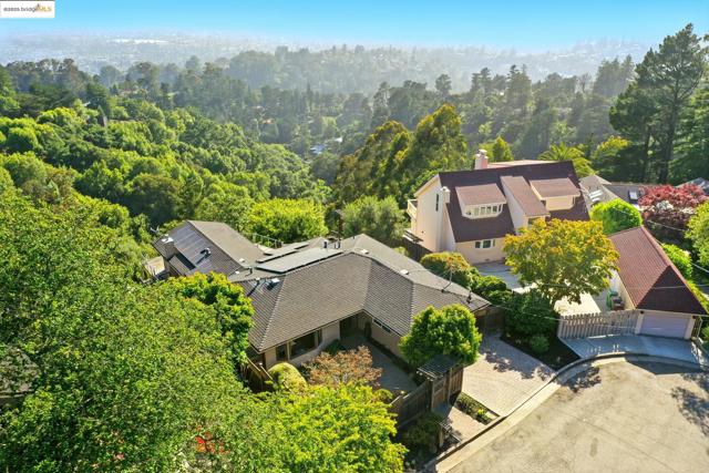 25 Holyrood Manor, Oakland CA: https://media.crmls.org/mediaz/01c19484-3a86-4b9a-90c9-97acb2a1d55b.jpg