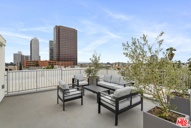 11727 Kiowa Avenue, Los Angeles CA: https://media.crmls.org/mediaz/01c1d3d5-8143-4124-9cde-aa35eac144ff.jpg