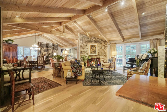 9420 Eden Drive, Beverly Hills CA: https://media.crmls.org/mediaz/01c2ee8d-b54c-4f3b-93f9-a36fb1624f66.jpg