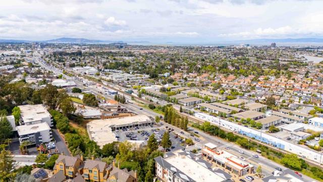 32 Loma Vista Lane, Belmont CA: https://media.crmls.org/mediaz/01c3ca60-1df7-432a-a6d2-704d9a8da515.jpg