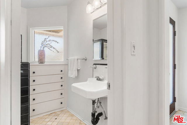 5210 S Corning Avenue, Los Angeles CA: https://media.crmls.org/mediaz/01c4486d-fe9c-4c33-a3e9-7cb7f523a242.jpg