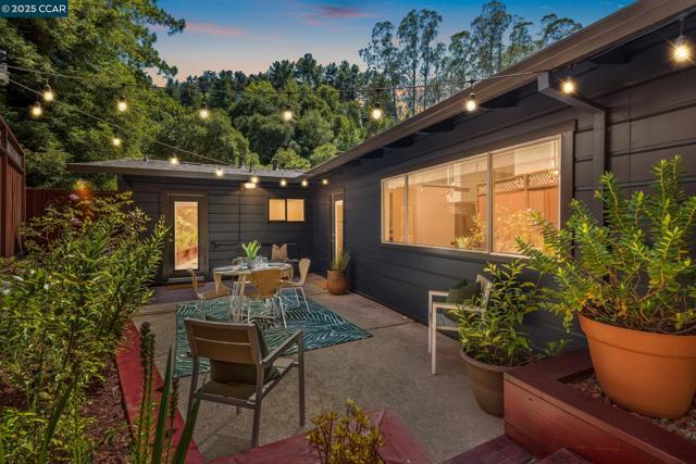 6653 Banning Dr, Oakland CA: https://media.crmls.org/mediaz/01c46a14-ed57-431d-9406-81a4a6d0fab4.jpg