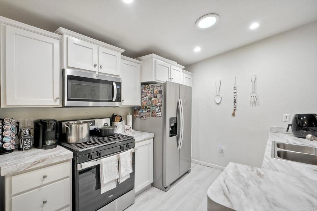 2700 E Valley Pkwy - photo 8