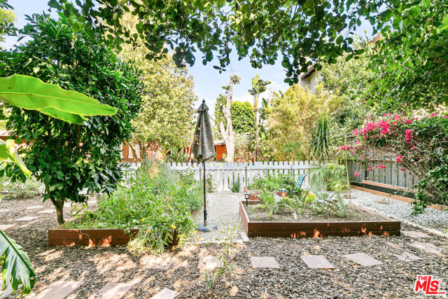 4171 Kraft Avenue, Studio City CA: https://media.crmls.org/mediaz/01c550ee-afcc-44b0-89b1-55dff59b9115.jpg