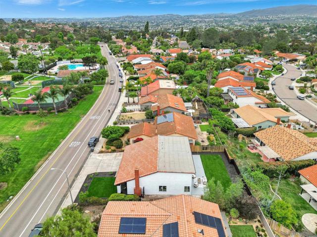 349 N Willowspring Dr, Encinitas CA: https://media.crmls.org/mediaz/01c5e41d-d454-47a9-8a65-d6c252b7cb35.jpg