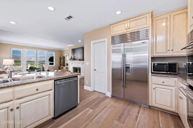 1074 Deseo Avenue, Camarillo CA: https://media.crmls.org/mediaz/01c71be5-6be4-4511-bb4a-5f137a555ca8.jpg