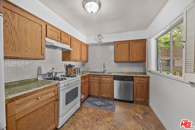 15060 Victory Boulevard, 104 photo 6