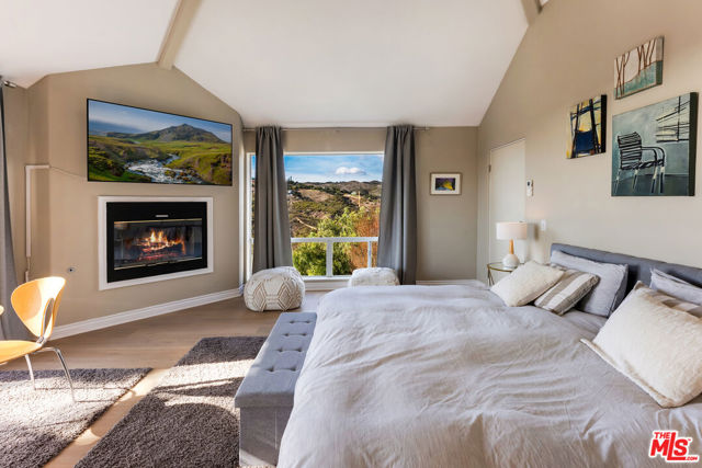4350 Hillview Drive, Malibu CA: https://media.crmls.org/mediaz/01c77879-7f9b-4c07-b894-ec8b0af8712d.jpg