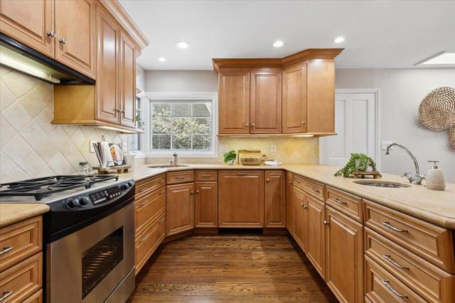 471 Claremont Way, Menlo Park CA: https://media.crmls.org/mediaz/01c8ac52-49d9-46ff-a5da-6fa0b8d80cb1.jpg