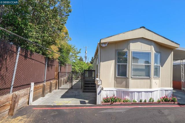 55 Pacifica Ave, Bay Point CA: https://media.crmls.org/mediaz/01c991d7-af10-4c1d-b2dc-a3102f58287a.jpg