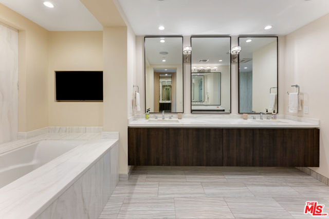 460 N Palm Drive, Beverly Hills CA: https://media.crmls.org/mediaz/01c99fb5-c582-4fa9-be63-f855719b3156.jpg