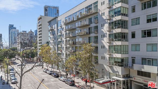 645 W 9th Street, Los Angeles CA: https://media.crmls.org/mediaz/01caefb0-9901-43f9-8b33-2e1264dea4c7.jpg