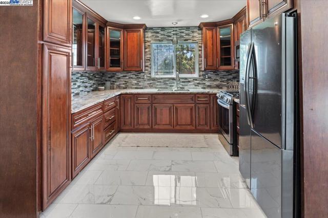 28399 CUBBERLEY CT, Hayward CA: https://media.crmls.org/mediaz/01cb0b85-7964-4df1-b73b-436910f1254b.jpg