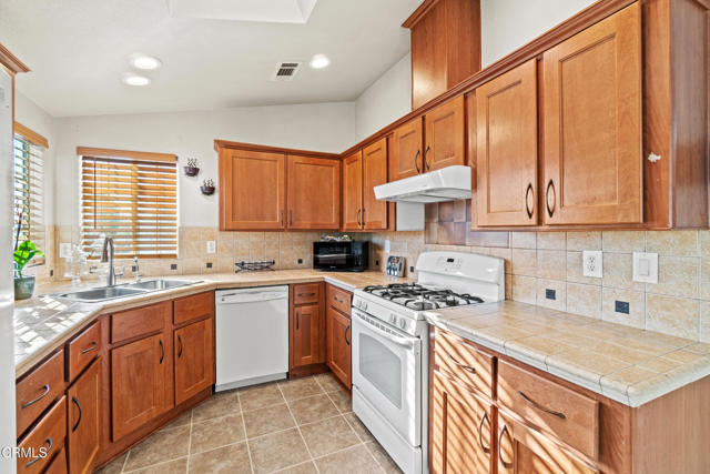 Detail Gallery Image 18 of 40 For 24 via Rosal #24,  Camarillo,  CA 93012 - 2 Beds | 2 Baths