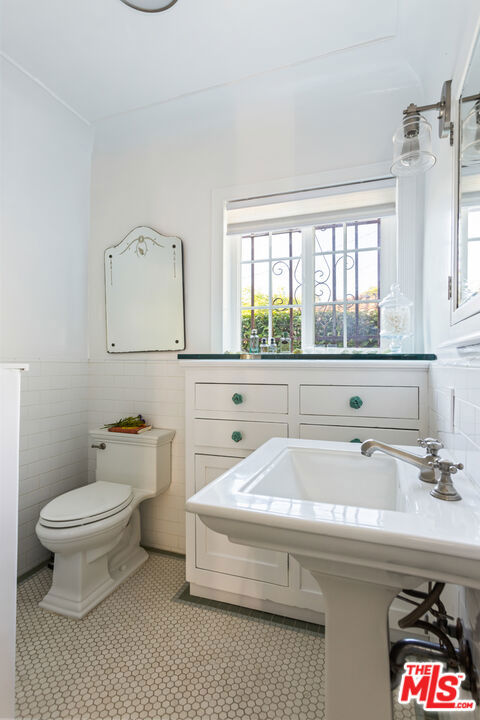 8023 Clinton Street, Los Angeles CA: https://media.crmls.org/mediaz/01cc0649-ac44-4894-b159-d7b81b86b985.jpg