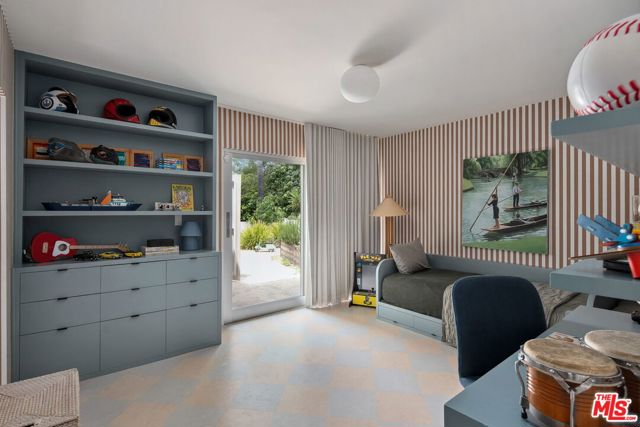 11513 Dona Cecilia Drive, Studio City CA: https://media.crmls.org/mediaz/01ccc4d5-488e-47d5-8fb4-cc7b5c265b83.jpg