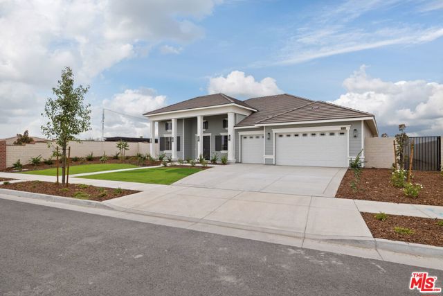 3719 Pathway Court, Bakersfield CA: https://media.crmls.org/mediaz/01ce8e7f-129b-40bf-bf11-edee45916ccf.jpg