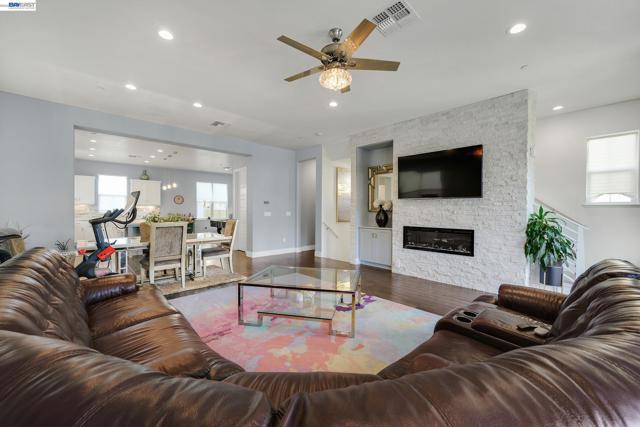 Image 18 of 41 For 7228 Carneros Ln