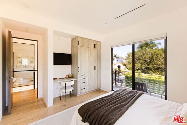 425 N Alfred Street, Los Angeles CA: https://media.crmls.org/mediaz/01d07677-ef49-43a9-8c13-bba2aad9f2b4.jpg