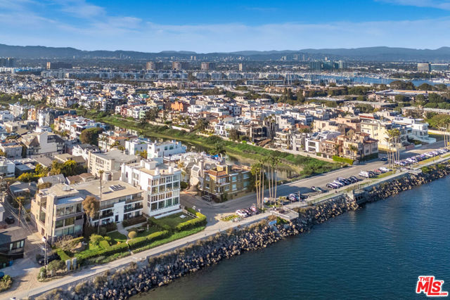 5515 Pacific Avenue, Marina del Rey CA: https://media.crmls.org/mediaz/01d0f101-d080-4307-91d1-b3314913af43.jpg
