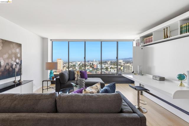 565 Bellevue Ave, Oakland CA: https://media.crmls.org/mediaz/01d17798-5a94-490d-bf11-be506ec96534.jpg