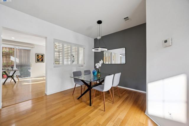 15 Mcdonnel Rd, Alameda CA: https://media.crmls.org/mediaz/01d21074-d5a5-4e54-b13c-68d57ca5b803.jpg