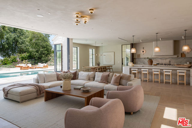 24172 Lupin Hill Road, Hidden Hills CA: https://media.crmls.org/mediaz/01d2a866-1446-49ba-bffb-ee24fe5a1485.jpg