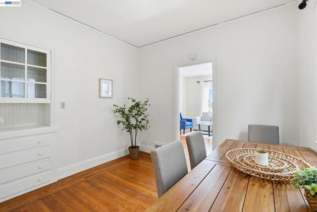 1424 Hampel St, Oakland CA: https://media.crmls.org/mediaz/01d3338c-5d15-4d4e-bdb5-75bf7f6e4ee1.jpg