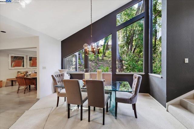 391 Oak Ln, Pleasanton CA: https://media.crmls.org/mediaz/01d3408d-559b-4717-ba4e-5220583e16b9.jpg