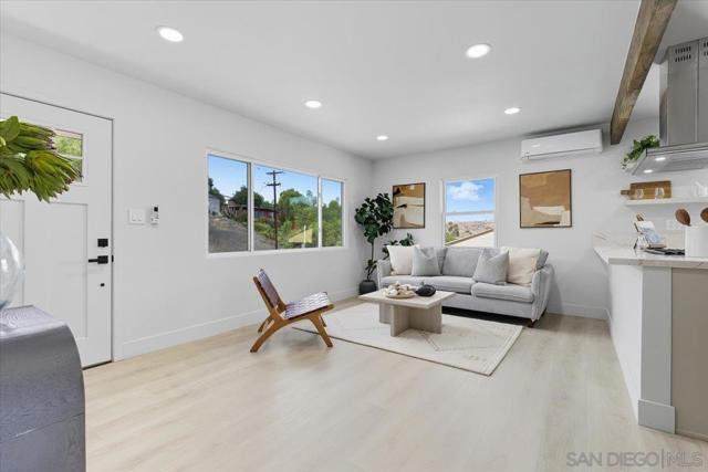 2039 Winnett St, San Diego CA: https://media.crmls.org/mediaz/01d3f518-584d-4d4b-a2e3-c29362f1443f.jpg
