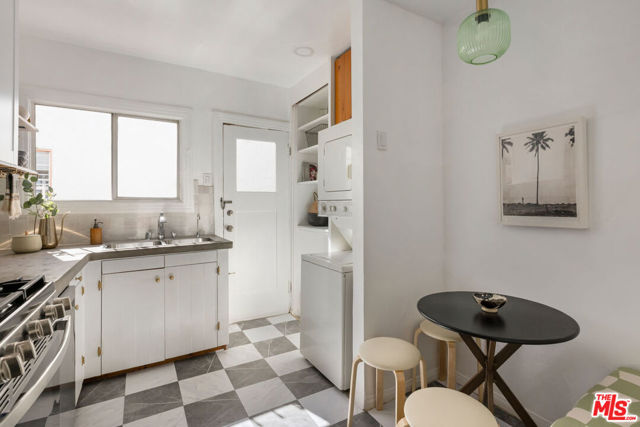 9204 National Boulevard, Los Angeles CA: https://media.crmls.org/mediaz/01d47e84-5849-44b9-a9a4-8a0d575606fd.jpg