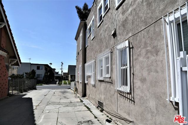 1406 2nd Avenue, Los Angeles CA: https://media.crmls.org/mediaz/01d4eff0-f4f7-4fe5-9d48-ac5b90a508f4.jpg