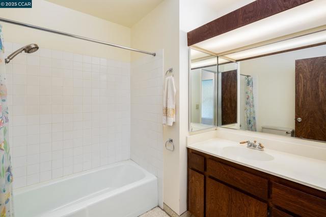 200 Lark Ln, Alamo CA: https://media.crmls.org/mediaz/01d52d0c-6806-4f63-9a85-028ae599bf48.jpg